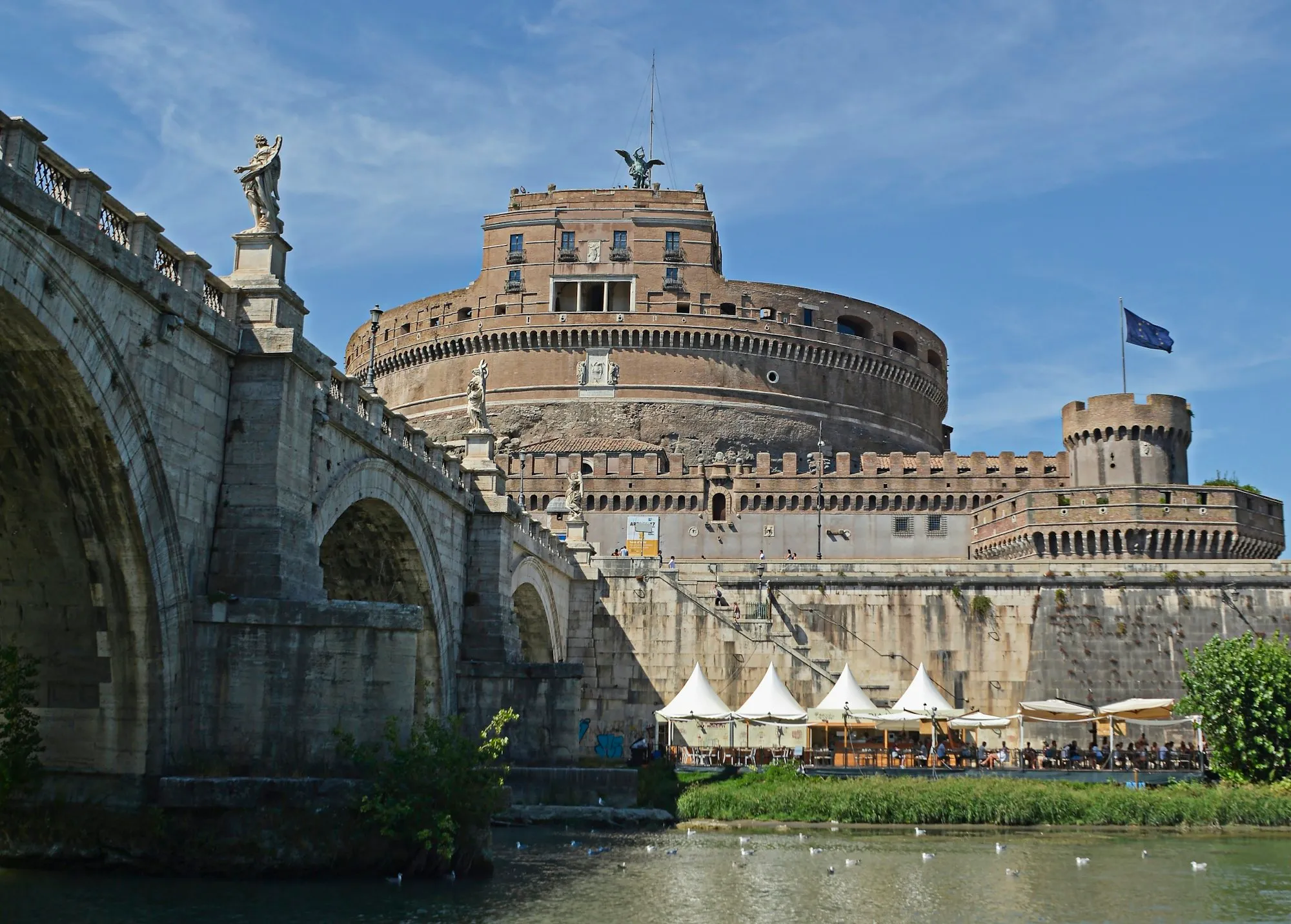 Andělský hrad v Římě s bronzovým archandělem na vrcholu a mostem Ponte Sant'Angelo