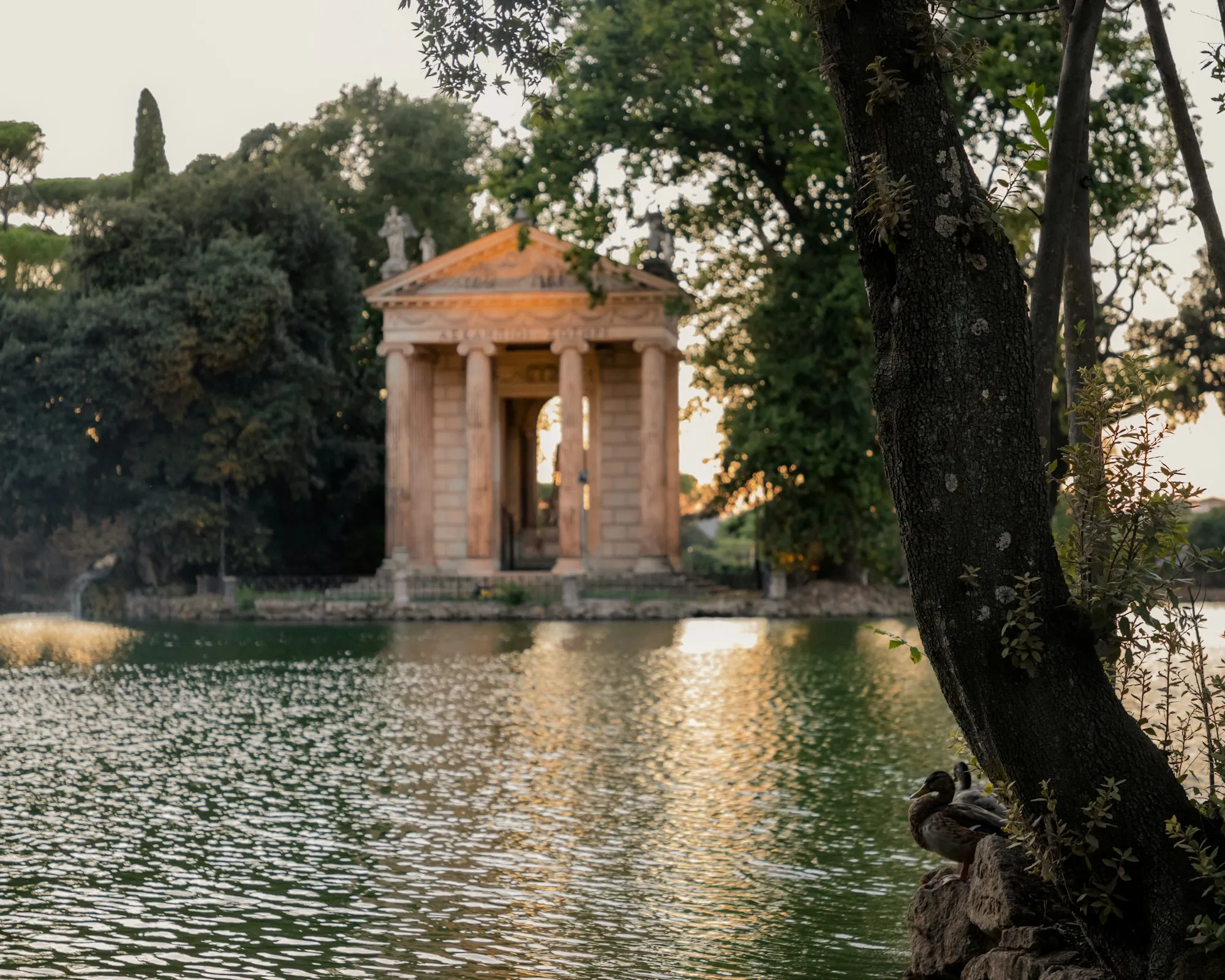 Chrám Asklépia na jezeře v parku Villa Borghese za soumraku
