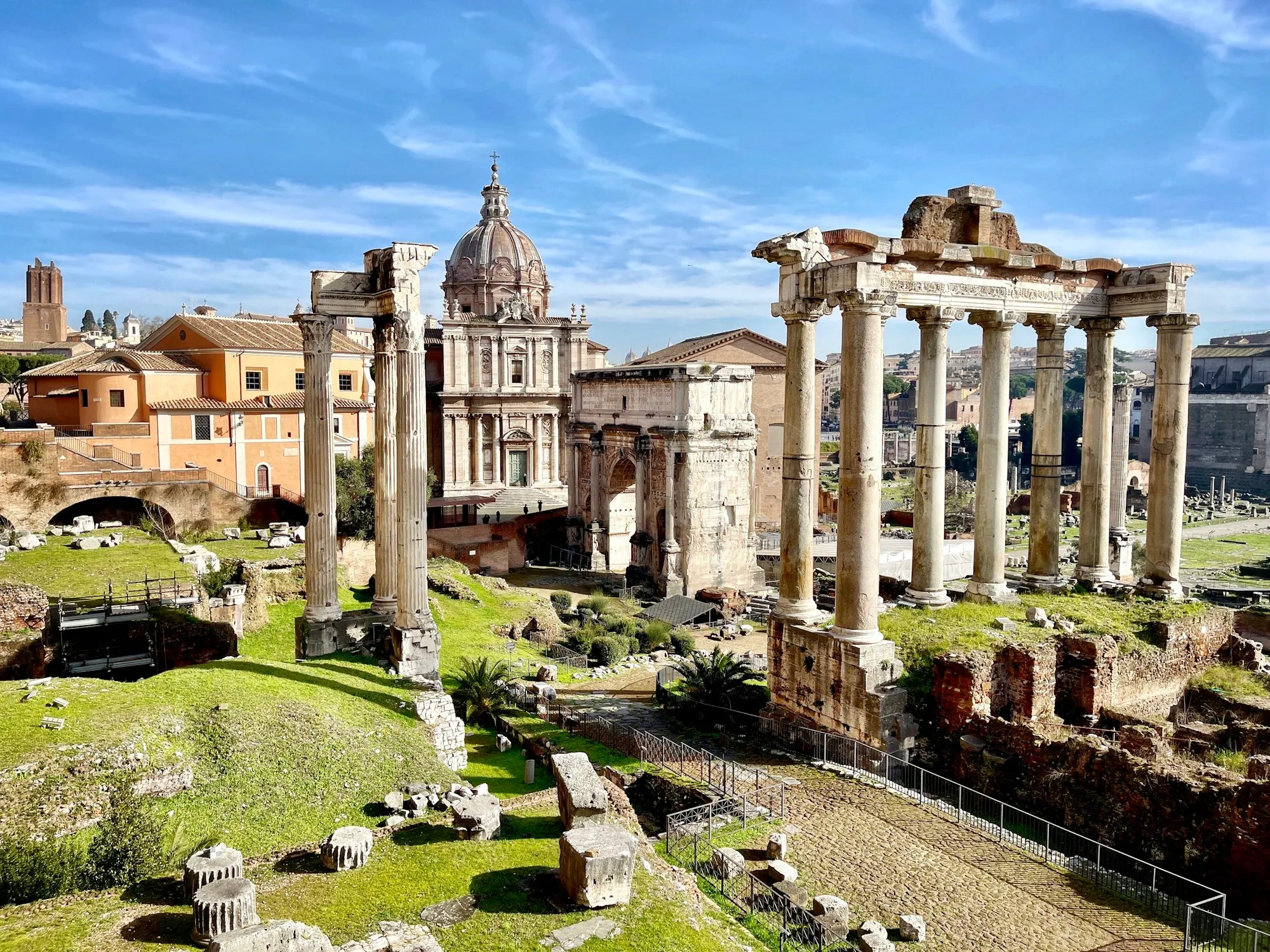 Forum Romanum se sloupy Saturnova chrámu a obloukem Septimia Severa