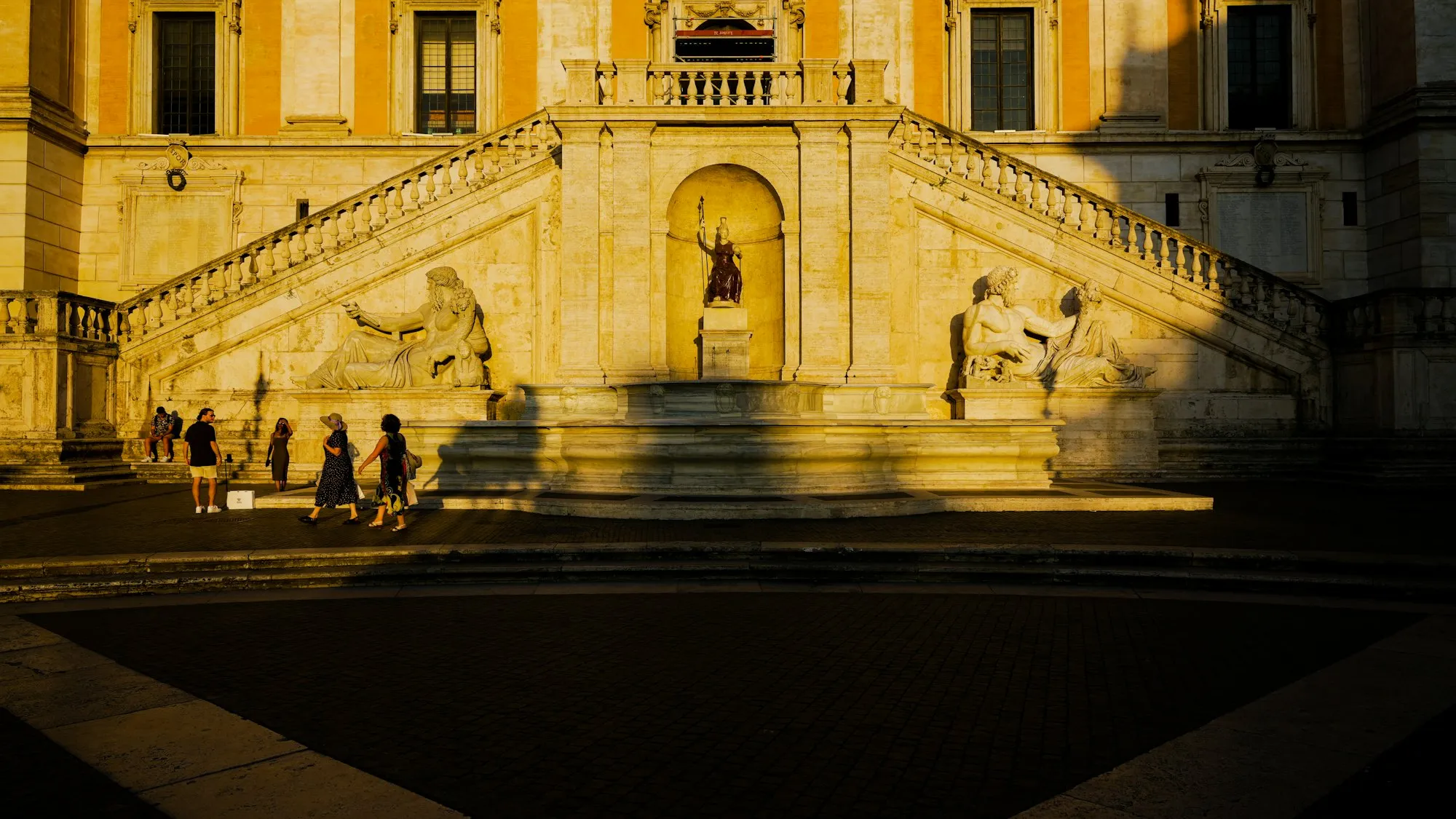Palazzo Senatorio na Kapitolském náměstí v Římě za zlatého světla