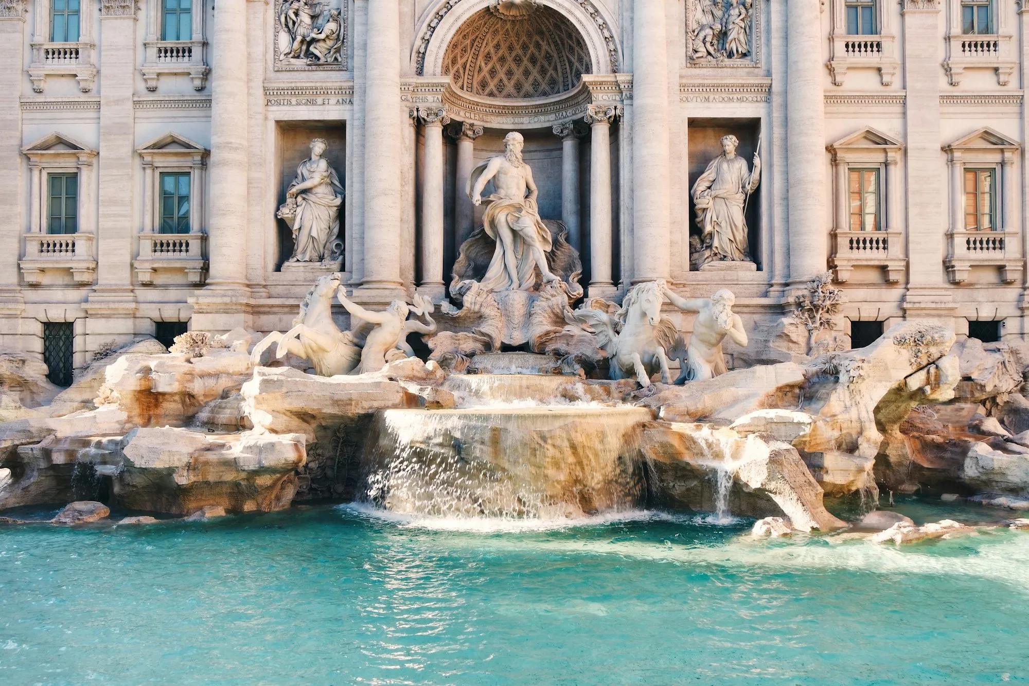 Fontána di Trevi v Římě s tyrkysovou vodou a barokními sochami